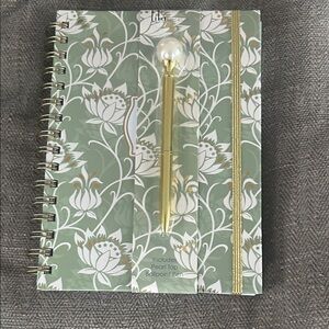 Brand new-Elegant Pearl-Top Spiral Notebook & Gold Pen Set - Green Floral